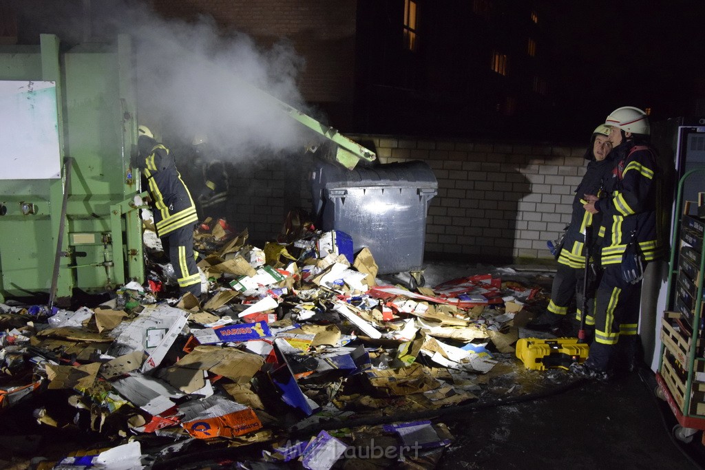 Feuer Papp Presscontainer Koeln Hoehenberg Bochumerstr P392.JPG - Miklos Laubert